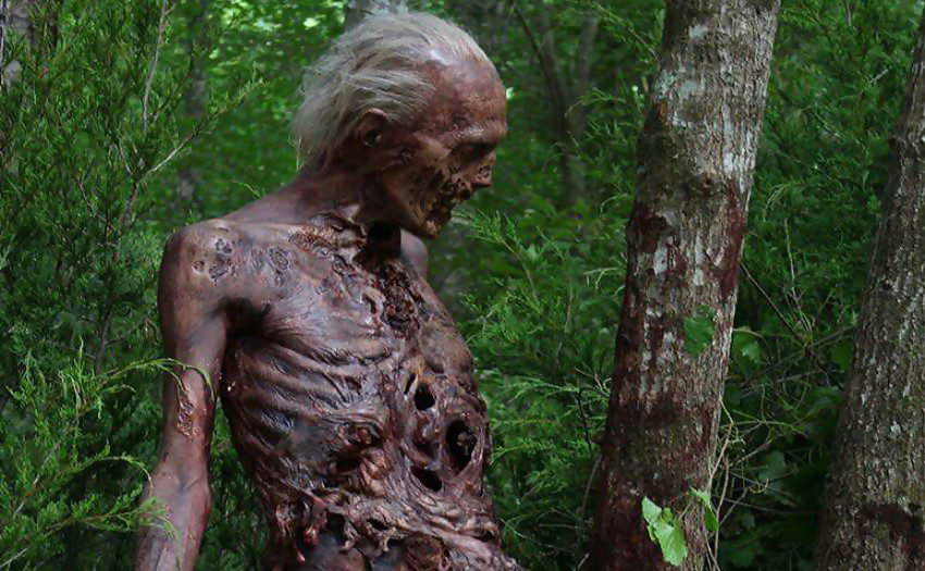 ¡La temporada 8 de The Walking Dead anuncia su primer zombie completamente desnudo!