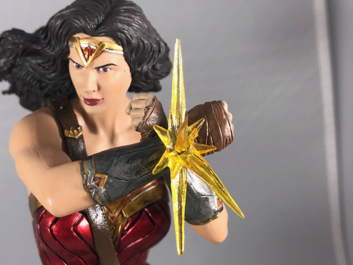 Wonder Woman se prepara para el impacto en la nueva galería 'Justice League' de Diamond Select