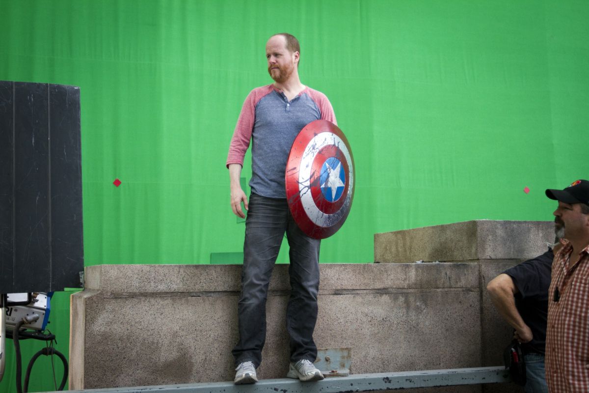 El director de 'Justice League' Joss Whedon "le gusta" tuitear golpeando al villano de la película