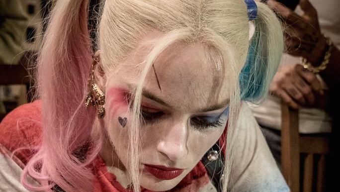 Margot Robbie acaba de hacerle a David Ayer un tatuaje de 'Escuadrón Suicida' como Harley Quinn (fotos)