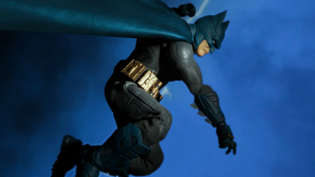 Mezco ofrece vistas previas de la figura exclusiva de Batman, un cambio de estilo de cómic