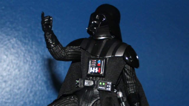Manos a la obra con la figura de acción de Dabro Vader "Hyperreal" de Hasbro