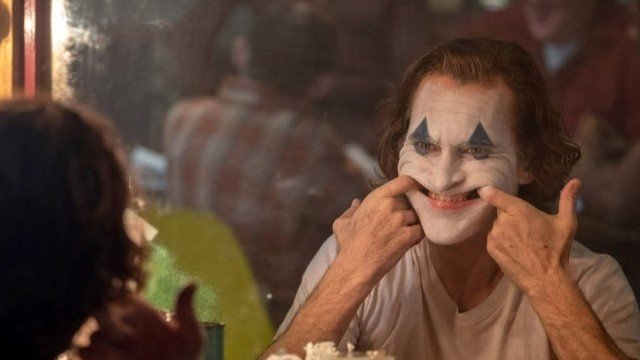 Arthur Fleck pone una cara feliz en la nueva foto de Joker