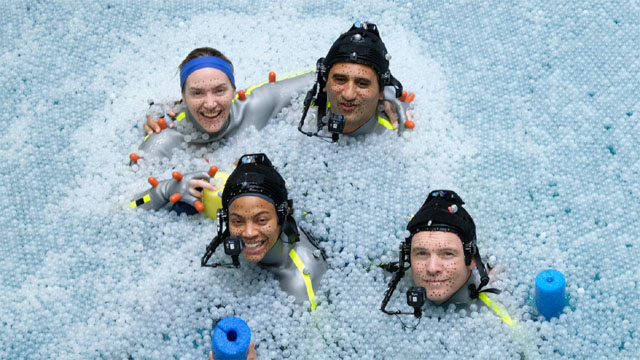 El elenco de Avatar 2 posa en el tanque de agua para una nueva foto detrás de escena