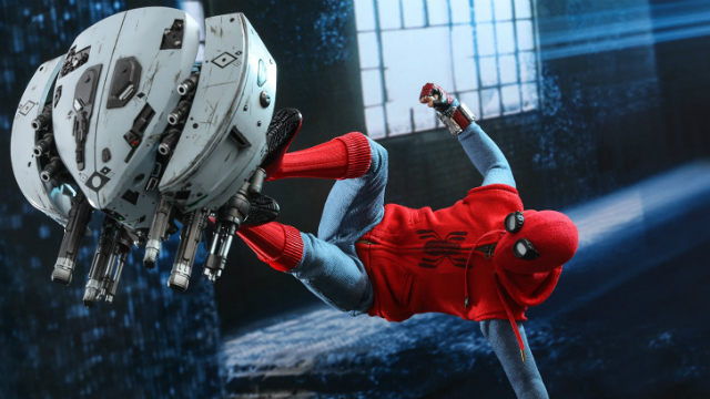 El traje casero de Hot Toys Spider-Man se aleja de su hogar