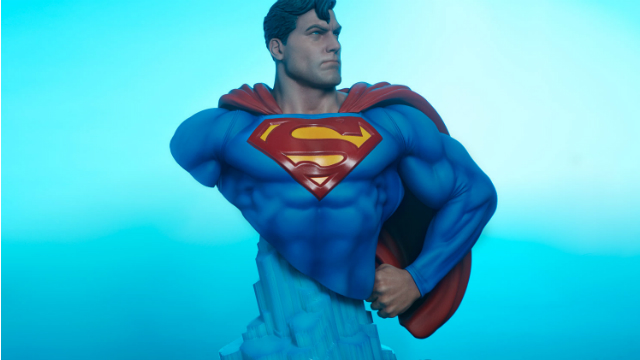 Este busto de Superman de Sideshow tiene una pose de poder
