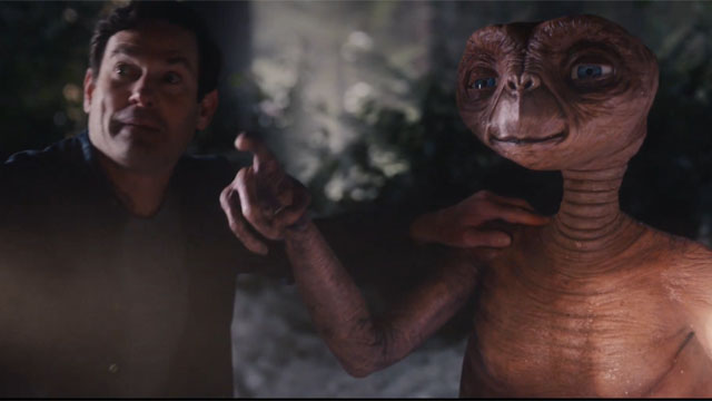 Henry Thomas le da la bienvenida a ET a la Tierra en un nuevo cortometraje