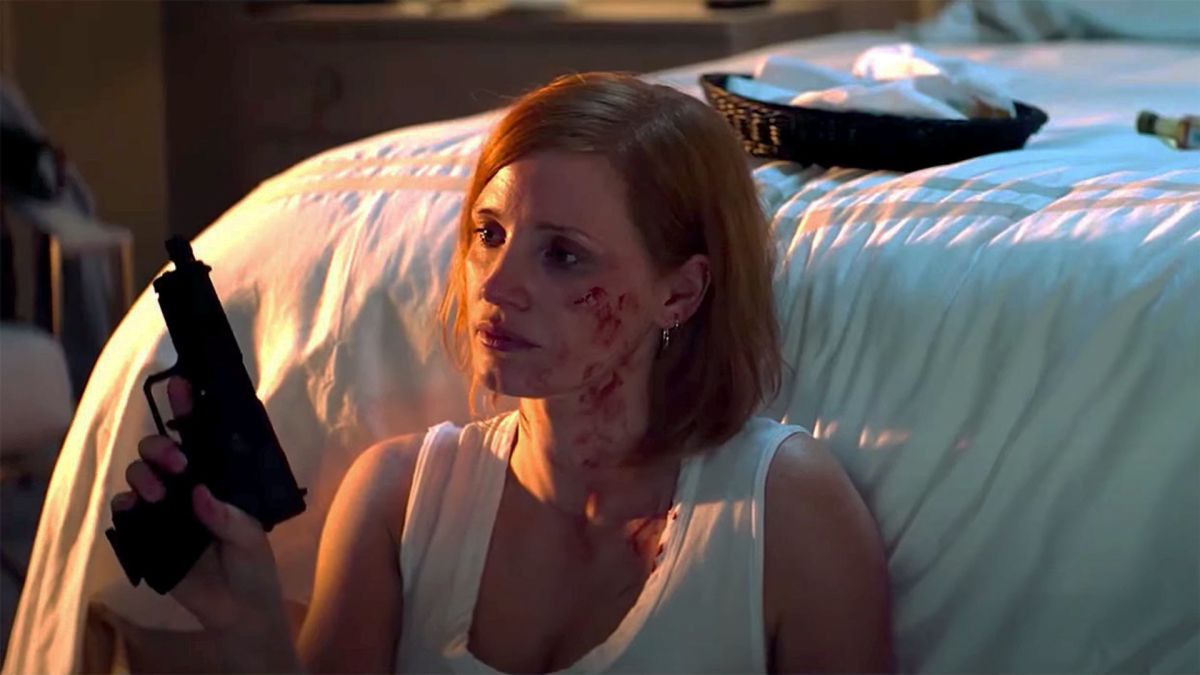 Jessica Chastain y Colin Farrell se enfrentan cara a cara en el tráiler de Ava empapado de sangre