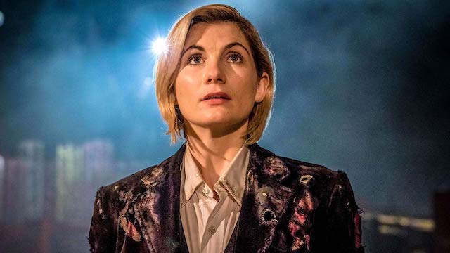 Jodie Whittaker permanecerá en Doctor Who al menos una temporada más