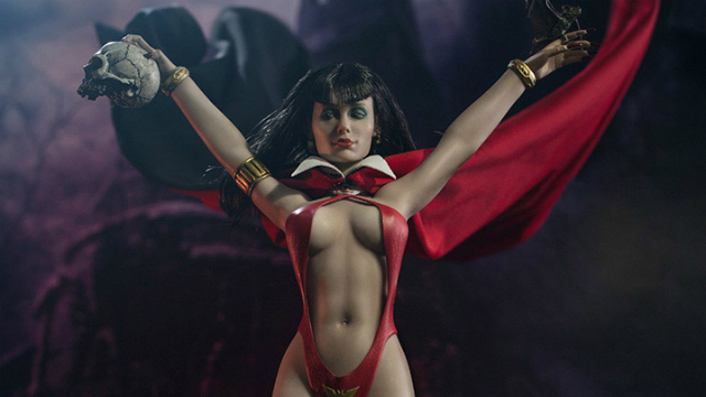 La figura de acción de Vampirella celebra un medio siglo sexy