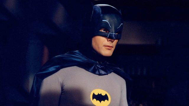 ¡Vamos a ver a Batman en Powerless!  Algo así como.  El ex televisión Batman, Adam West, protagonizará un próximo episodio de la serie NBC.