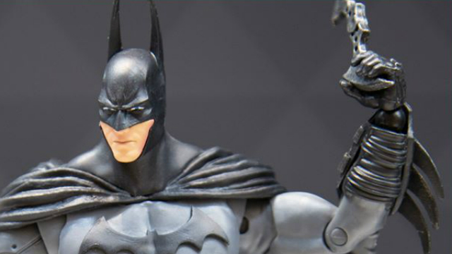 McFarlane Toys para hacer Arkham Asylum y White Knight Batman Figures