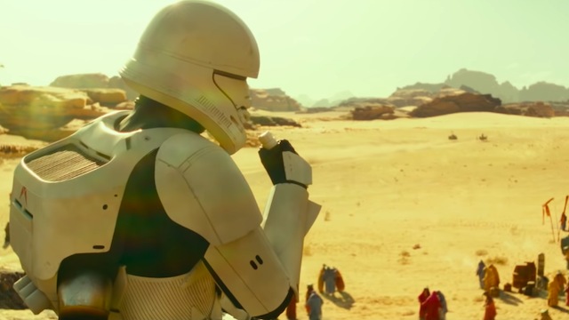 Rey huye de los soldados de asalto voladores en Star Wars: The Rise of Skywalker Clip