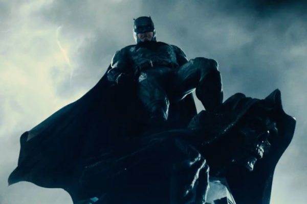 Ben Affleck está `` contemplando '' firmar para The Batman, pero está buscando `` salir '' del papel
