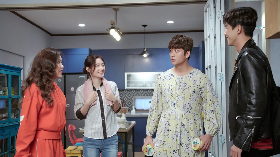 Ga Rin, Song Yi con una toalla alrededor del cuello, Choi Hoon con un vestido y Tae Oh con una chaqueta de cuero.  Todos los que estaban en la cocina en la casa de Tae Oh hablando en el primer episodio de First Time Love.