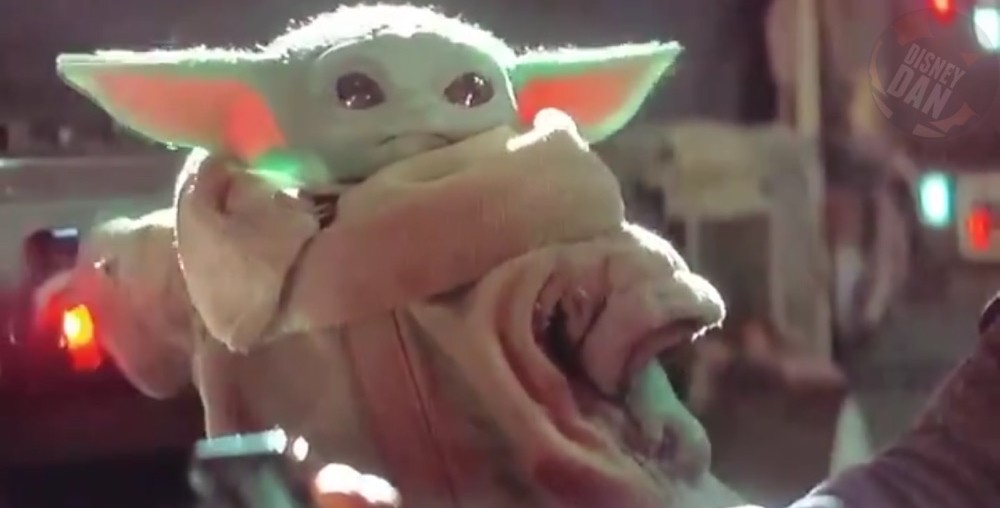 Baby Yoda causa problemas con los botones en video mashup con Jurassic Park