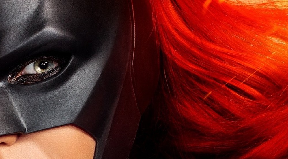Batwoman recibe póster y foto en Batcave mostrando el disfraz de Batman en Arrowverse