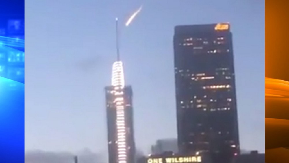 Bola de fuego en los cielos de Los Ángeles hace que la gente piense en Human Torch y Captain Marvel