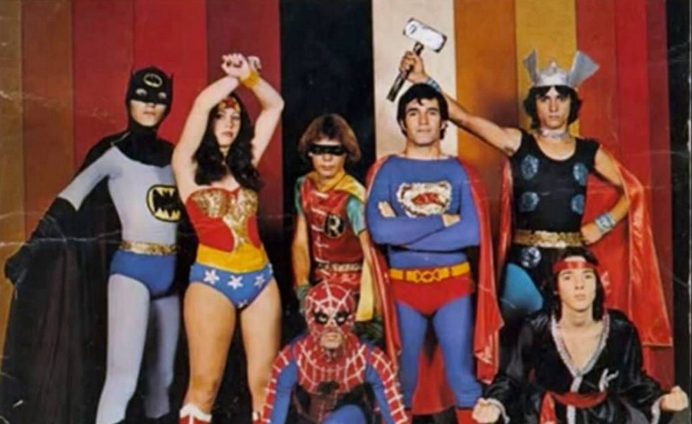 Edgar Wright disfruta del video del programa de Bozo con el grupo musical brasileño Os Super Heróis