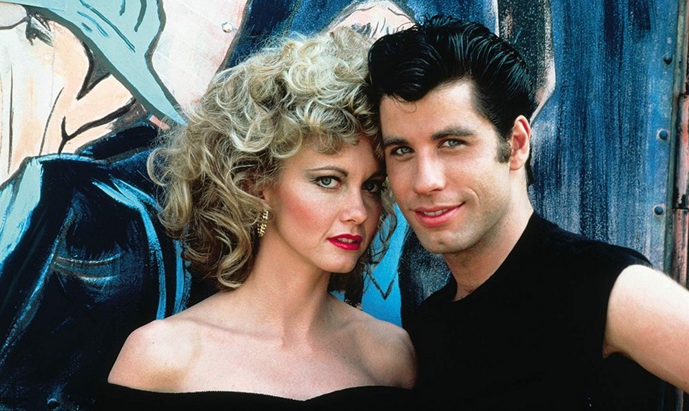 John Travolta y Olivia Newton-John aparecen junto con los trajes de Grease