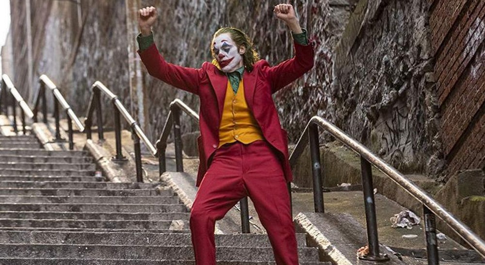 Joker: molesto, un residente del Bronx arroja huevos a los fanáticos que visitan la escalera de la película