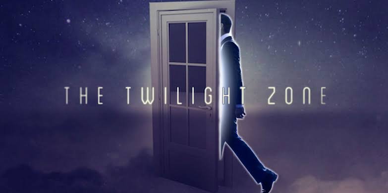 El póster de Twilight Zone.  Hay una silueta de un hombre entrando por una puerta con el nombre del título escrito sobre los dos.