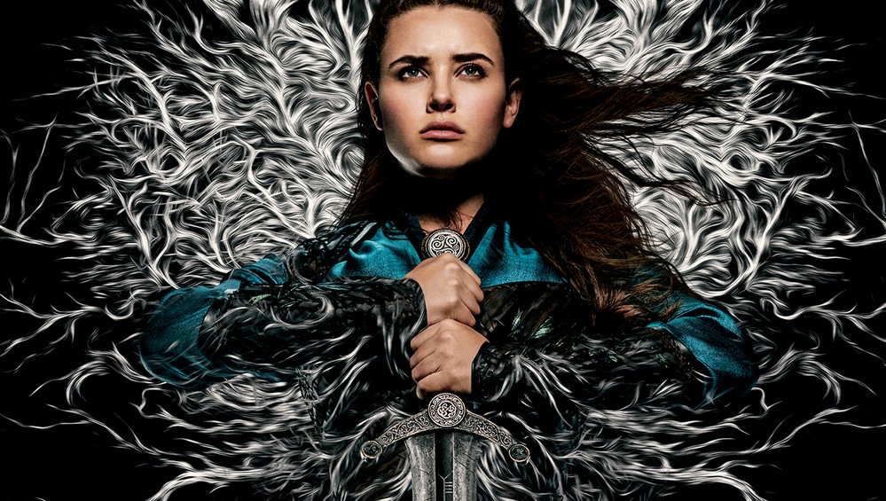 Maldito: Katherine Langford maneja Excalibur en imágenes de la nueva serie de Netflix