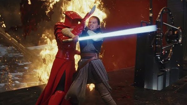 Mira a Rey y Kylo Ren luchar contra la Guardia Pretoriana de Snoke en Star Wars: The Last Jedi Blu-ray clip