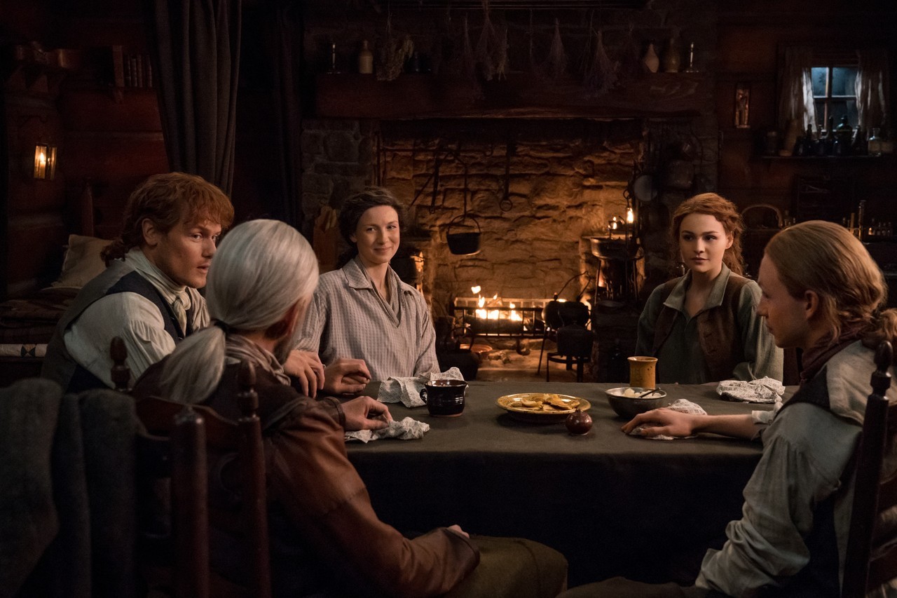 Caitriona Balfe, Sam Heughan, John Bell, Duncan Lacroix y Sophie Skelton en Outlander (2014)