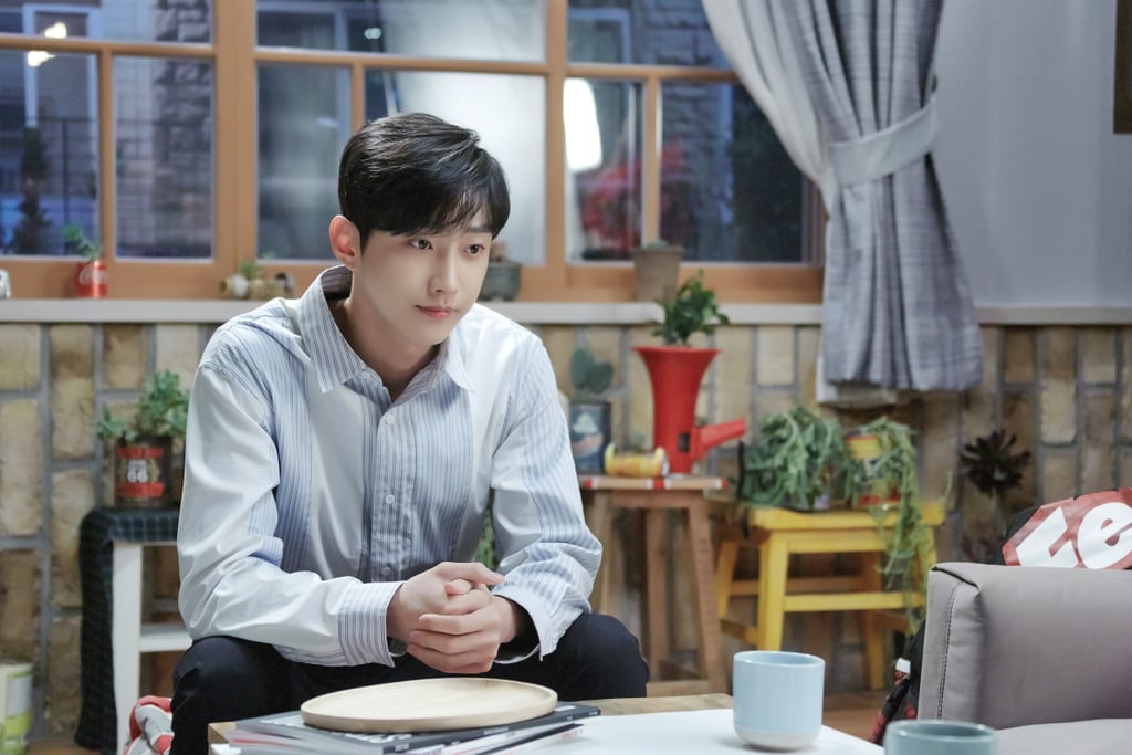 Hyun sentada con un semblante pensativo en uno de los episodios de First Time Love.