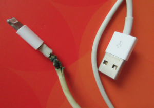 Cable USB dañado