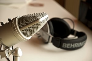 10 podcasts de marketing a través del café que debería consultar