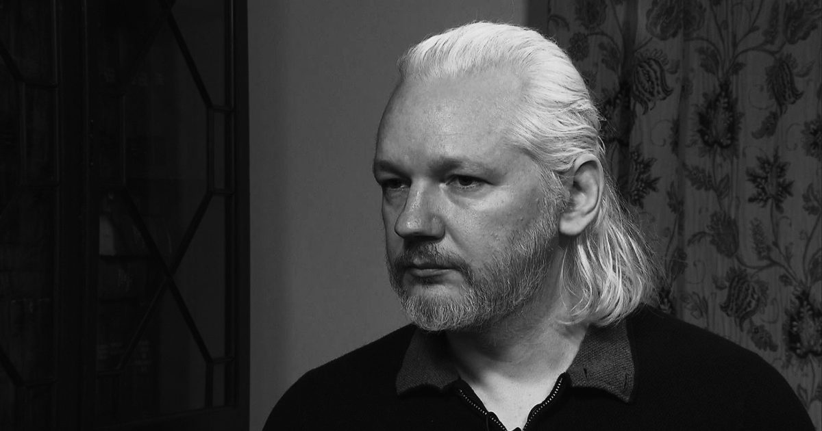 Julian Assange y de qué se le acusa