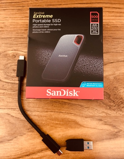 Sistema de cable y caja SSD portátil SanDisk Extreme.