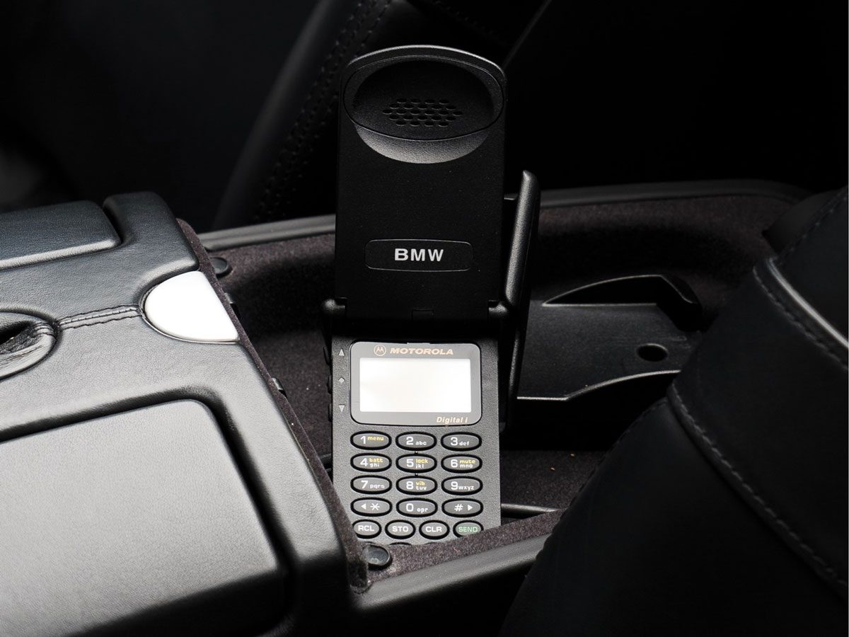 El Motorola Flip-Phone de la marca BMW que vino con el BMW Z8 de Steve Jobs (Cortesía de Sotheby's)