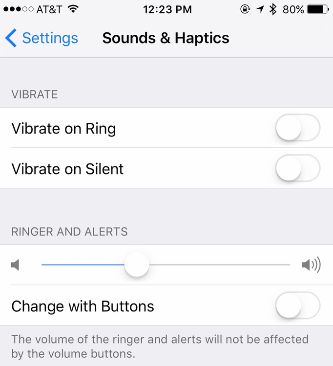 Ajustes de sonidos y hápticos del iPhone que muestran las opciones Vibrar al sonar y Vibrar al silenciar