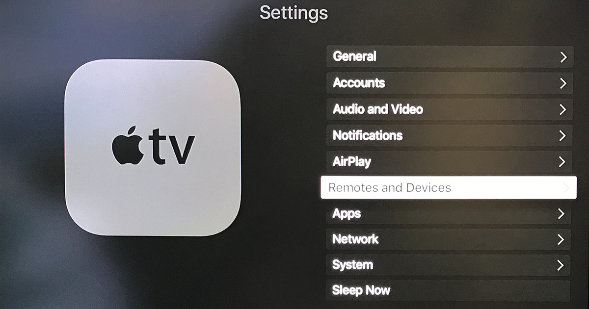 Controles remotos y dispositivos en la configuración de Apple TV oculta el control para cambiar el botón de inicio en el control remoto a su función original