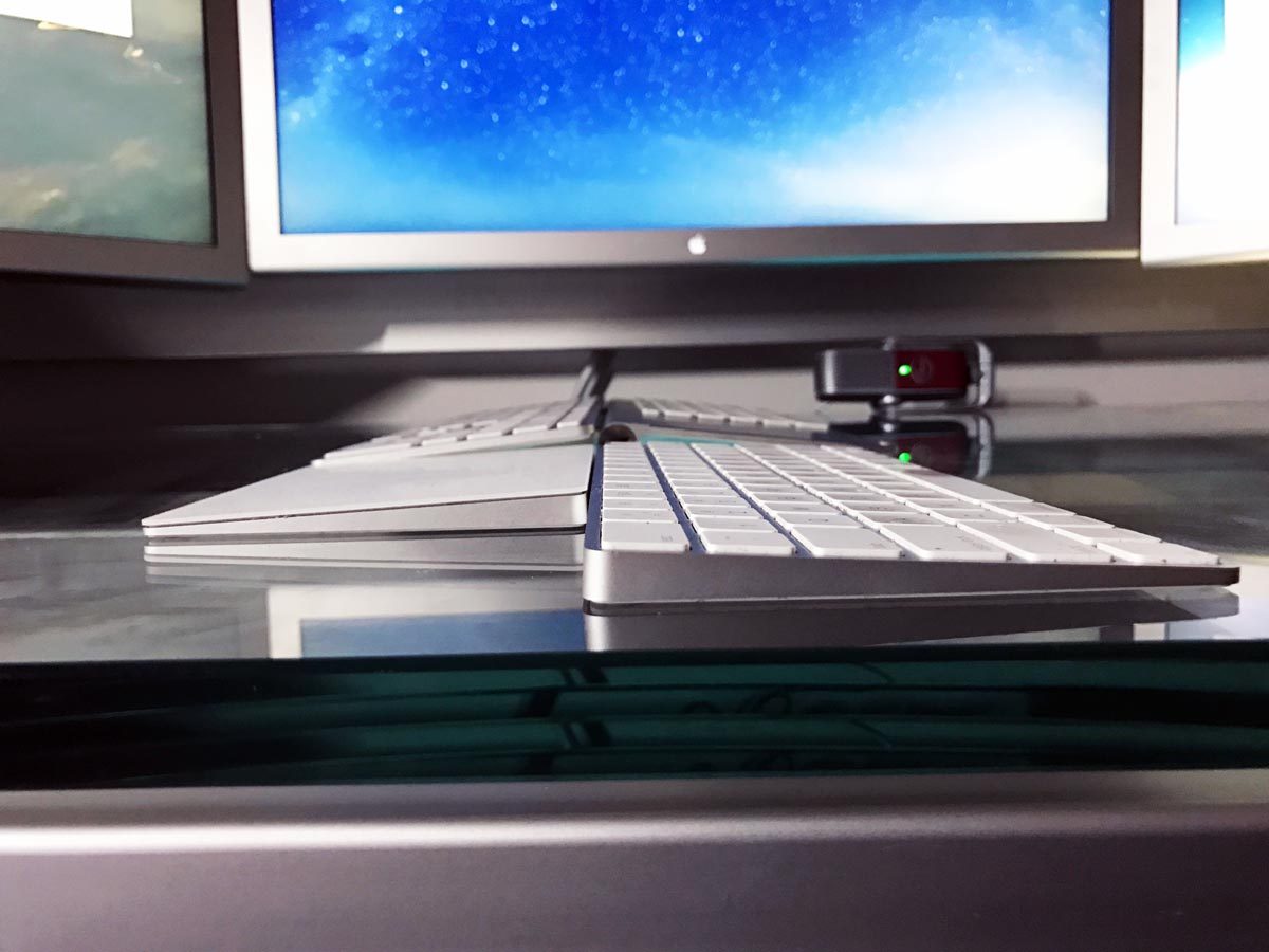 Una fotografía que muestra el Matias Wireless Keyboard junto al Magic Trackpad de Apple