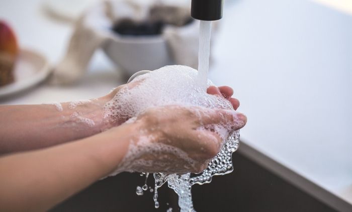 Limpiar Desinfectar Control remoto de TV Lávese las manos