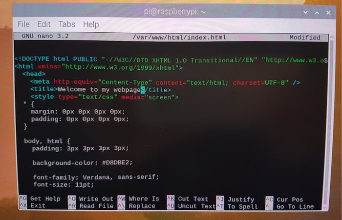 Puede editar la página HTML predeterminada en Raspbian Nano Text Editor.