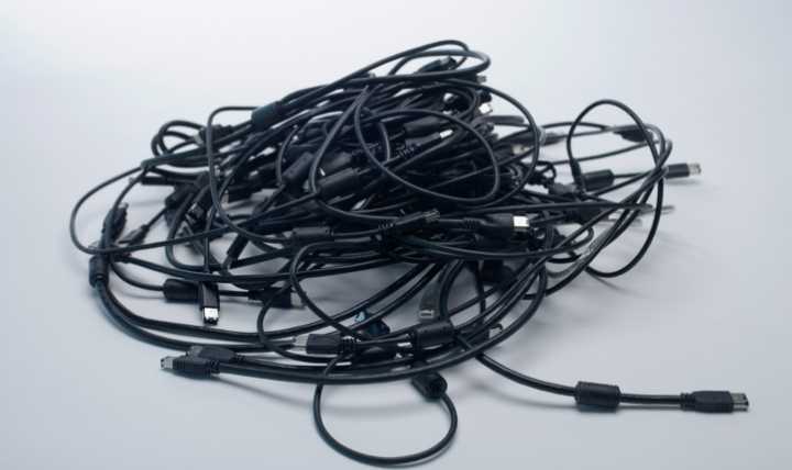 Fuente de alimentación USB Elimine los cables que se tocan