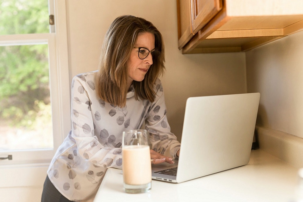 mujer usando su computadora en un escritorio