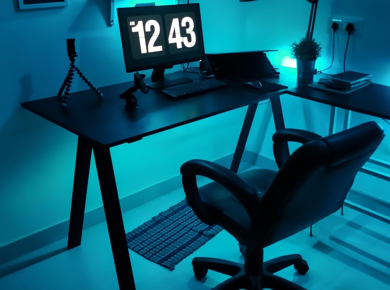 una oficina de escritorio y silla configurada con buen diseño