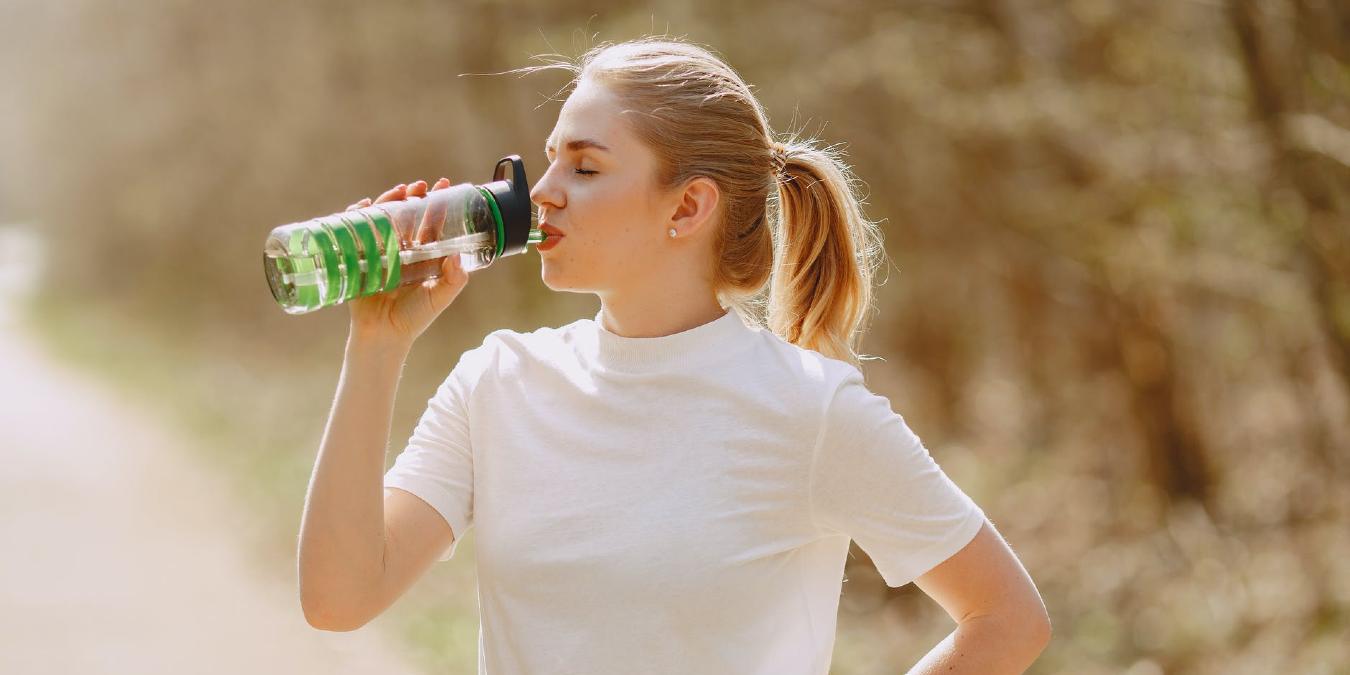 4 de las mejores botellas de agua inteligentes para ayudarte a mantenerte hidratado