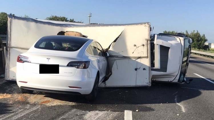 Coche Tesla golpea camión volcado, las características de seguridad se convierten en el centro de atención