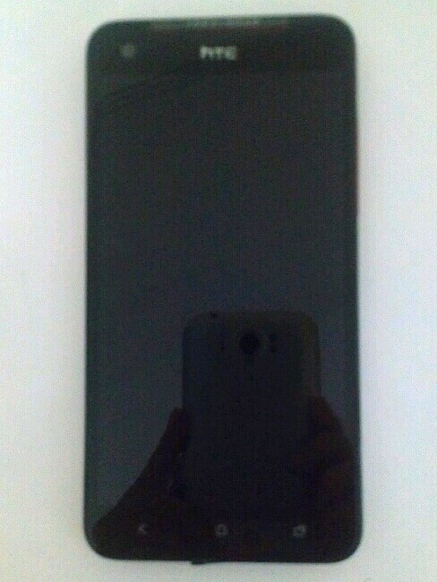 El misterioso dispositivo HTC aparece en una imagen filtrada.  ¿Competidor del Galaxy Note de 5 pulgadas?