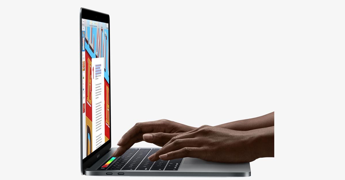 Una mujer que usa Touch Bar en MacBook Pro