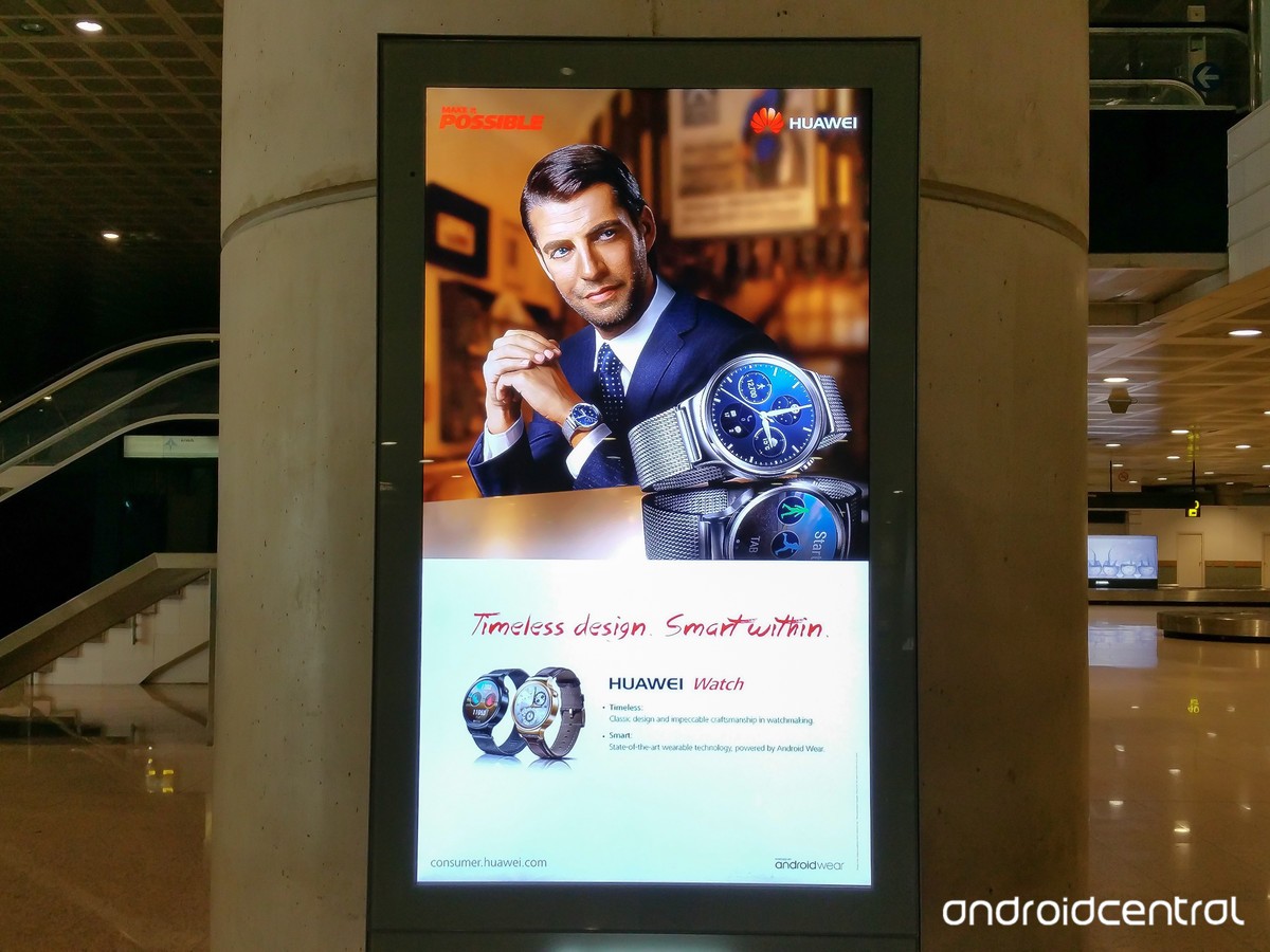 Huawei Watch con Android Wear visto en vallas publicitarias en el aeropuerto de Barcelona