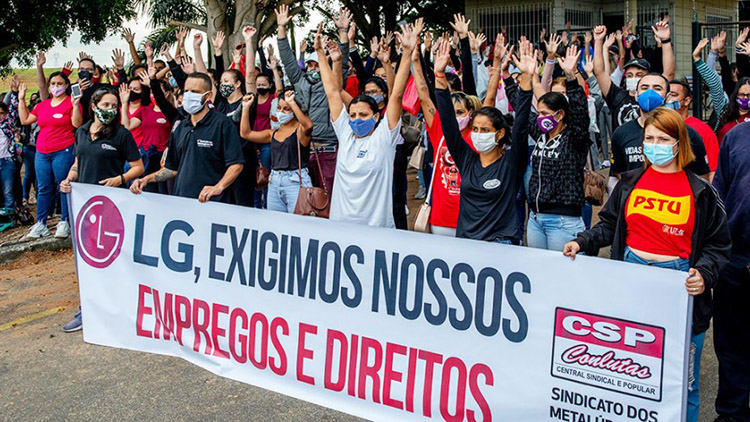 LG también cierra fábrica de teléfonos inteligentes en Brasil, cientos de trabajadores realizan una demostración
