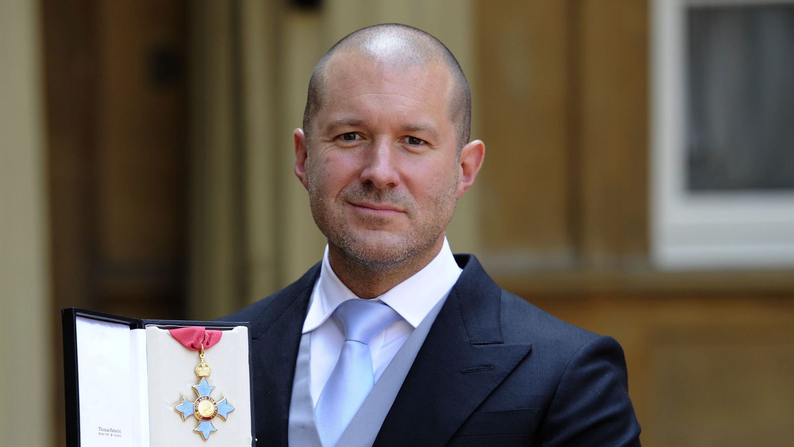 Sir Jony Ive accepting a medal for Royal Chancellor.